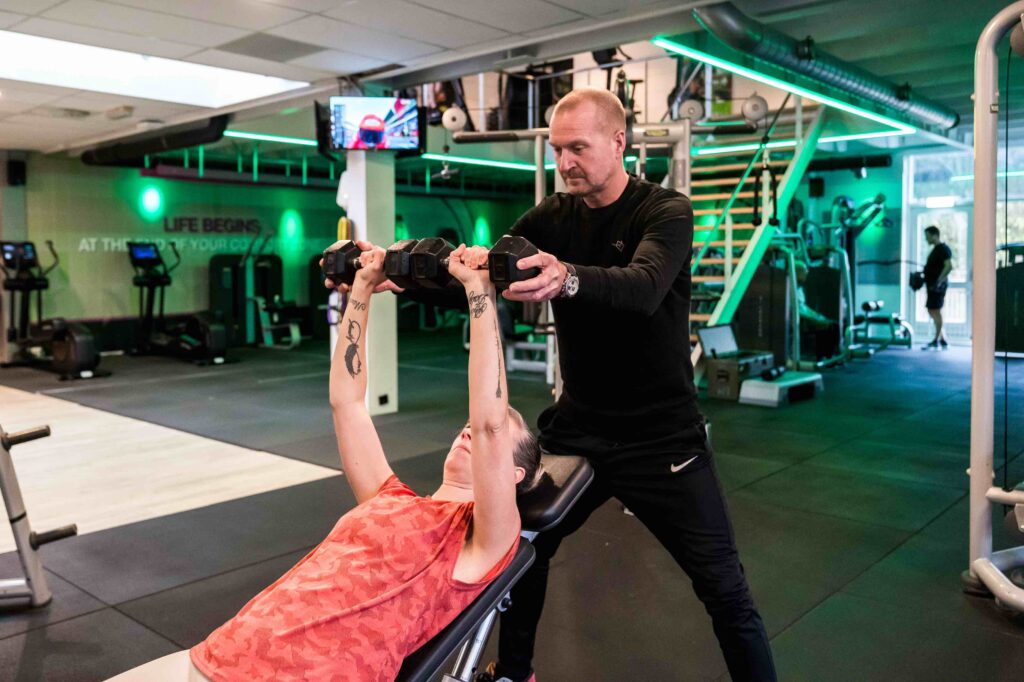 Oefening op bench fitness Purmerend